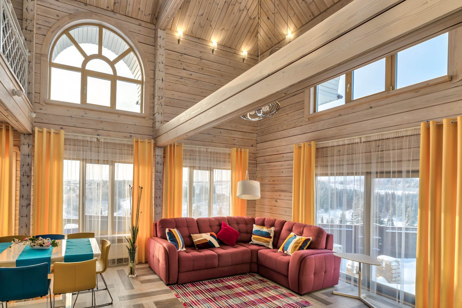 Дизайн интерьера гостиной в деревянном доме из бруса