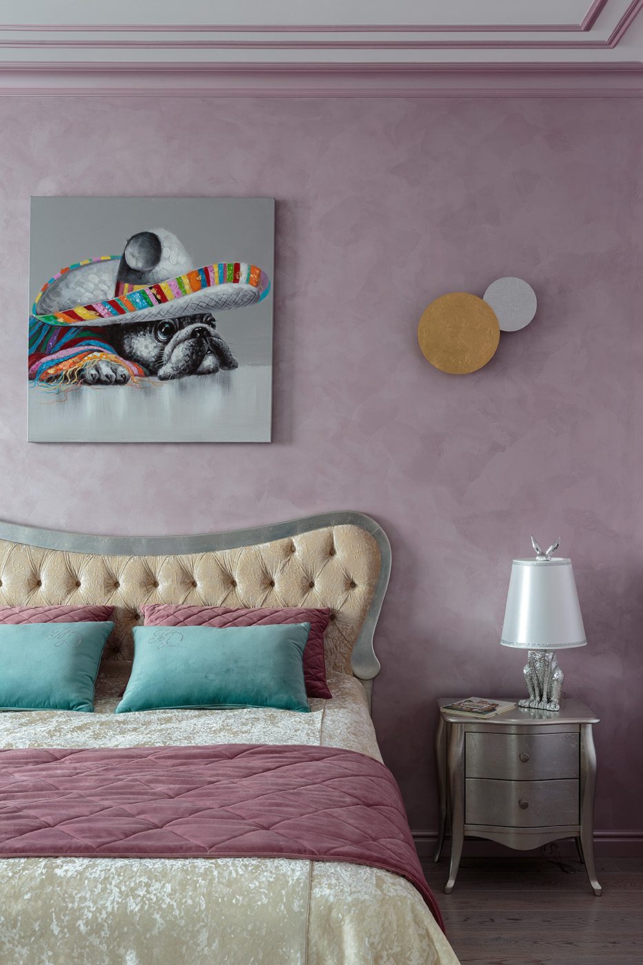 Дизайн интерьера спальни в сиренево-розовых тонах