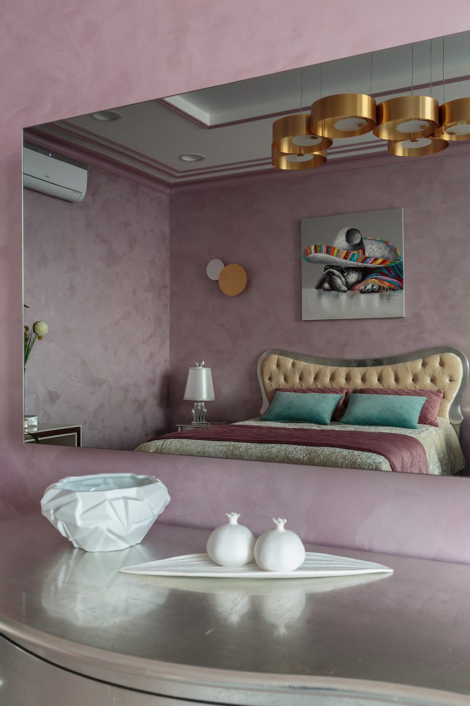 Дизайн интерьера спальни в сиренево-розовых тонах