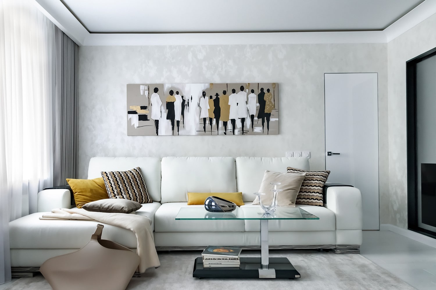 Дизайн квартиры в современном стиле с оттенками белого и серебристого. Гостиная
